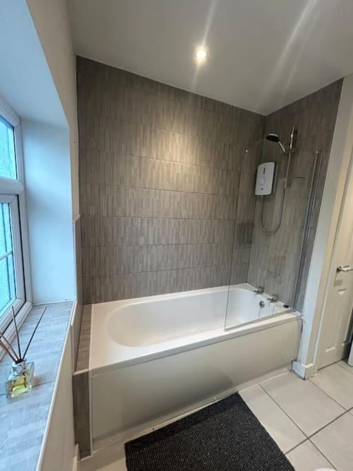 Luxury Countryside Stay - Waters Upton, Телфорд Екстериор снимка