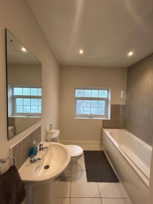 Luxury Countryside Stay - Waters Upton, Телфорд Екстериор снимка